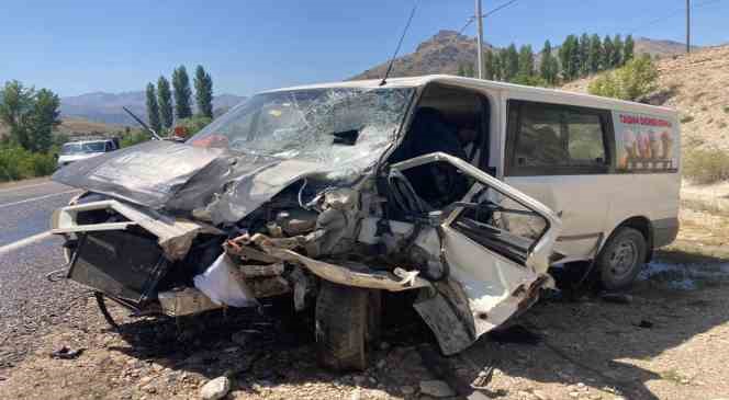 Minibüs ile otomobil kafa kafaya çarpıştı: 2 ölü, 1 yaralı