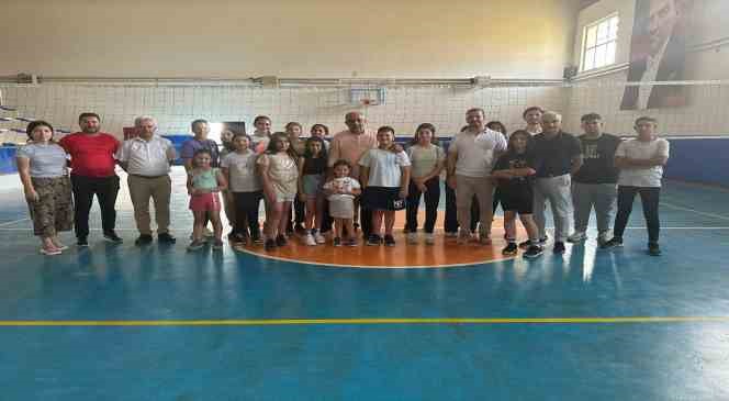 M&uuml;d&uuml;r Kasapoğlu&rsquo;ndan sporculara spor malzemesi desteği
