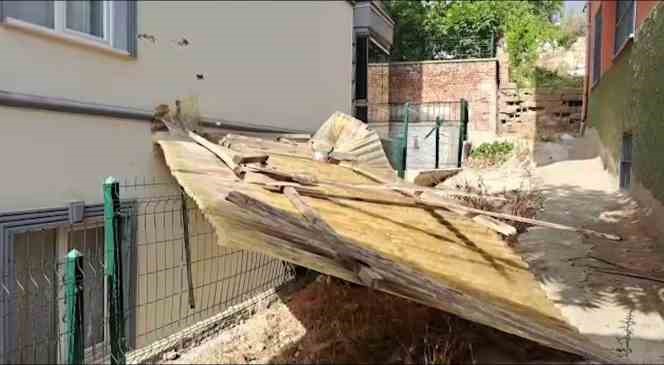 Kırıkkale’de kuvvetli rüzgar çatıları uçurdu