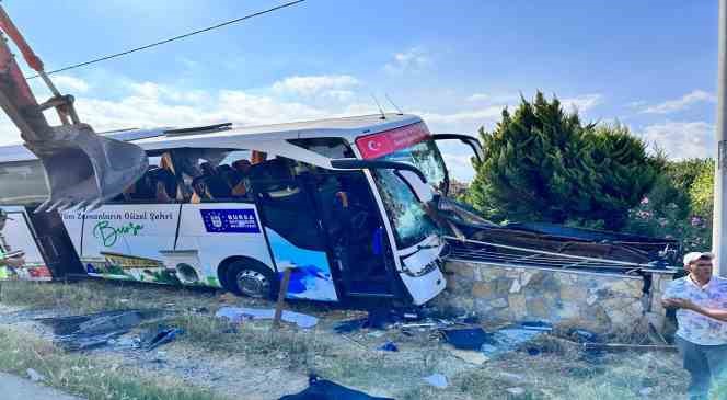 Gelibolu&rsquo;da tur otob&uuml;s&uuml; kaza yaptı; 1 &ouml;l&uuml;, 8 yaralı
