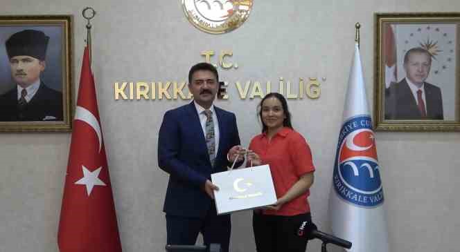 Vali Tekbıyıkoğlu, YKS ve LGS&rsquo;de başarı g&ouml;steren &ouml;ğrencileri &ouml;d&uuml;llendirdi
