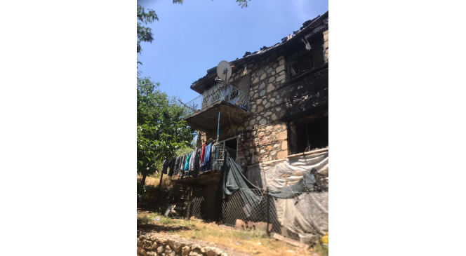 Karaman&rsquo;da 2 katlı m&uuml;stakil evde yangın
