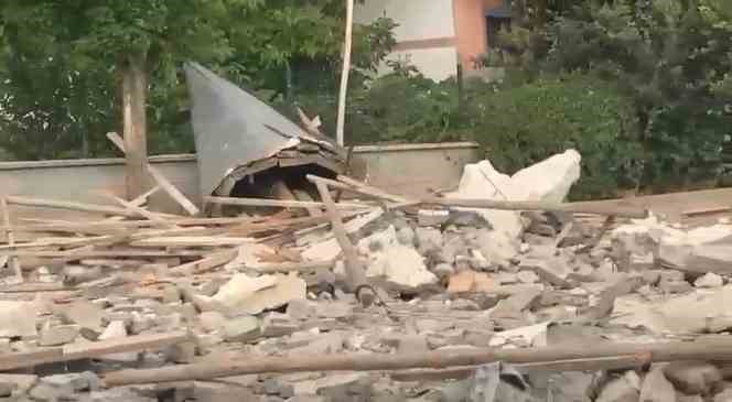 Kırıkkale&rsquo;de şiddetli r&uuml;zgar caminin minaresini yıktı
