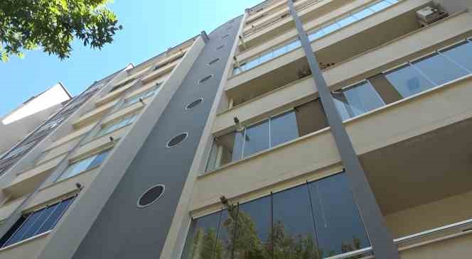 Cam balkon takarken 7. kattan düşen genç hayatını kaybetti