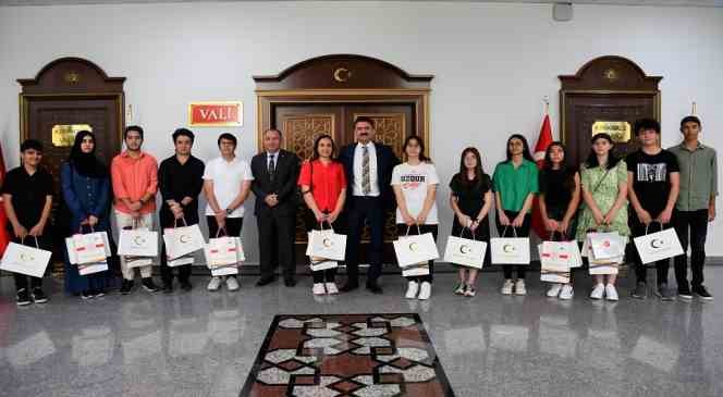 Vali Tekbıyıkoğlu, YKS ve LGS’de başarı gösteren öğrencileri ödüllendirdi