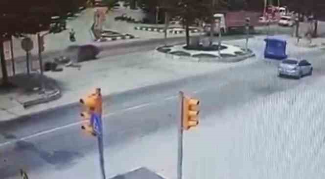 Dikkatsiz motosikletli ölümden döndü