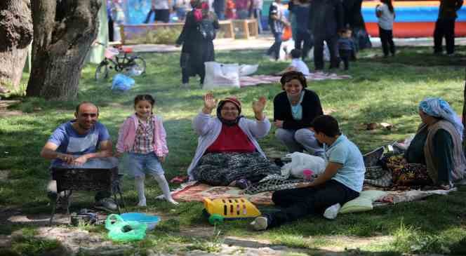 Ankara&rsquo;da sıcaktan bunalan vatandaşlar Yakacık mesire alanına koştu
