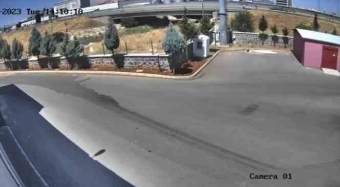 Gaziantep’te örtü yangını çıkaran şahıs kameraya anbean yakalandı
