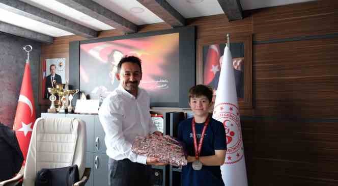 Türkiye ikincisi olan Erzincanlı güreşçiye Gençlik ve Spor İl Müdürü Mumcu’dan hediye takdimi
