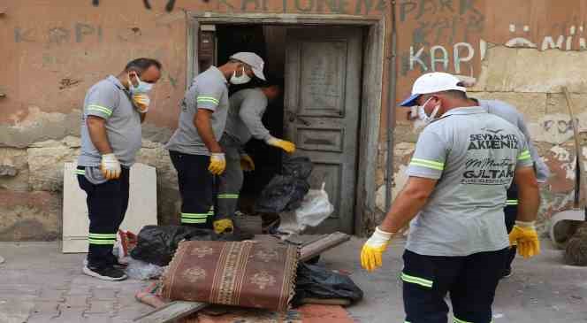 Mersin’de bir evden 10 ton çöp çıkarıldı  