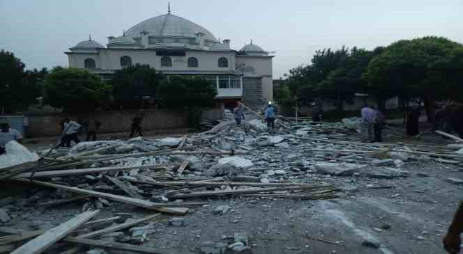 Kırıkkale’de şiddetli rüzgar caminin minaresini yıktı