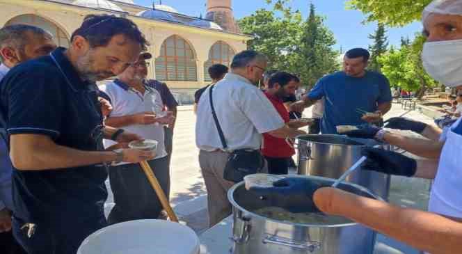 Gediz Belediyesinden vatandaşlara aşure ikramı