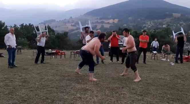 Fırtınalı havaya rağmen onlar güreşmekten vazgeçmedi
