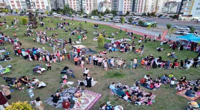 Yeşilyurt Mahallesi&rsquo;nde a&ccedil;ık hava sinema g&uuml;nlerine yoğun ilgi
