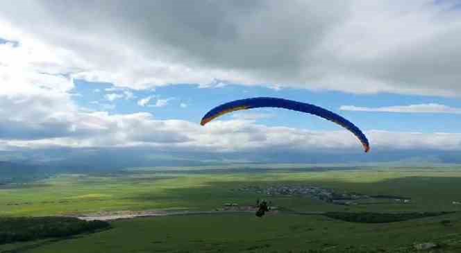 Ardahan’da yamaç paraşütü heyecanı