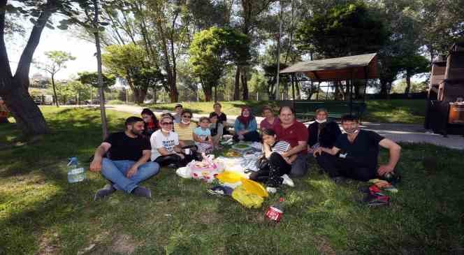 Ankara’da sıcaktan bunalan vatandaşlar Yakacık mesire alanına koştu