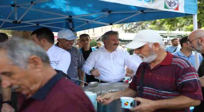 Başkan Palancıoğlu, vatandaşlara aşure ikram etti