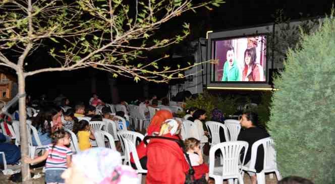 Osmaniye’de mahalle sinema gösterimleri başladı
