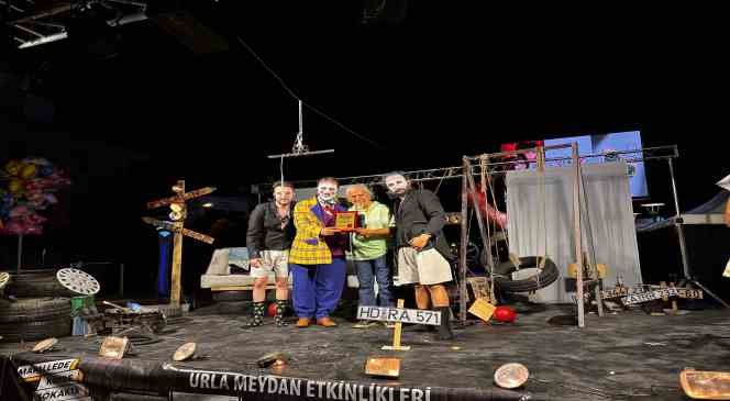 Eskişehir ekibi &rsquo;Urla Toprak Sahne Tiyatro Festivali&rsquo;nde izleyenleri coşturdu
