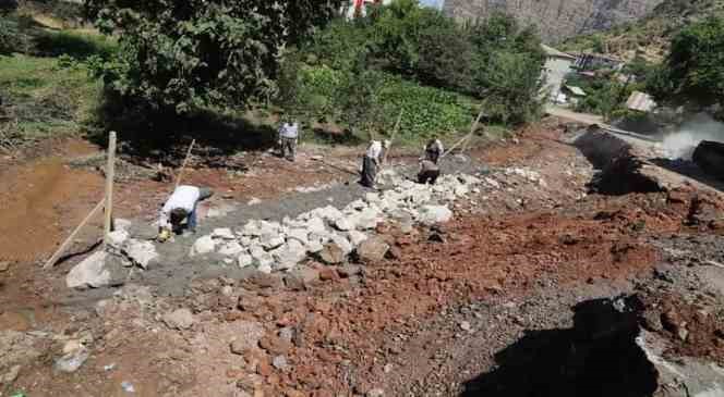 Yağışlardan dolayı yıkılan duvar yapılmaya başlandı
