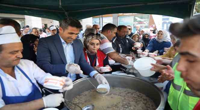 Başkan Arıkan’dan vatandaşlara aşure ikramı