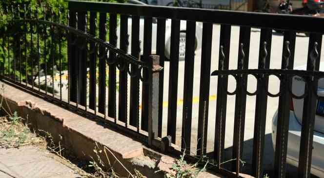 Bacağına saplanan korkuluk demiriyle hastaneye kaldırıldı
