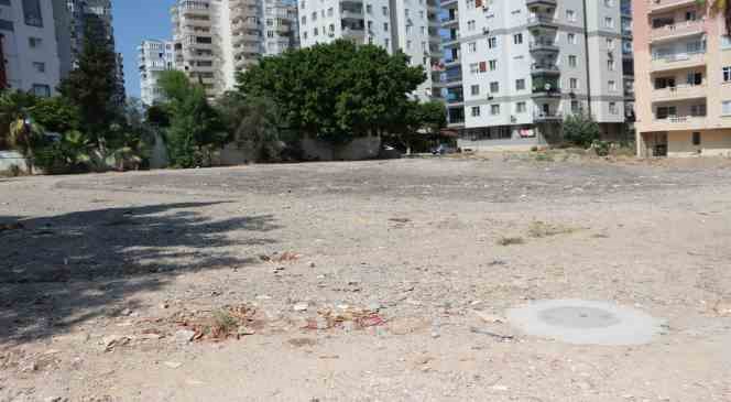 Sanıklar tahliye edildi, depremde ailesini kaybeden avukat enkaza karanfil bıraktı 