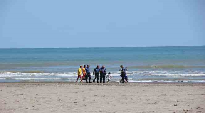 Yasaklı bölgede denize giren 2 çocuk boğulmaktan son anda kurtarıldı