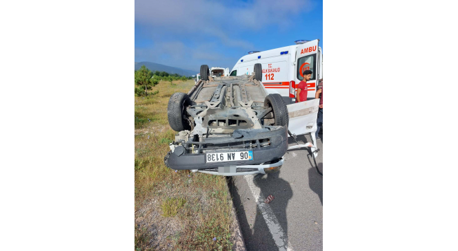 D&uuml;z yolda tepetaklak oldu: 5 yaralı
