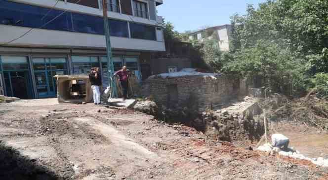 Yağışlardan dolayı yıkılan duvar yapılmaya başlandı
