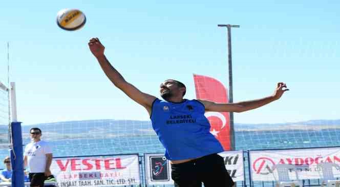 Lapseki&rsquo;de plaj voleybolu heyecanı başladı
