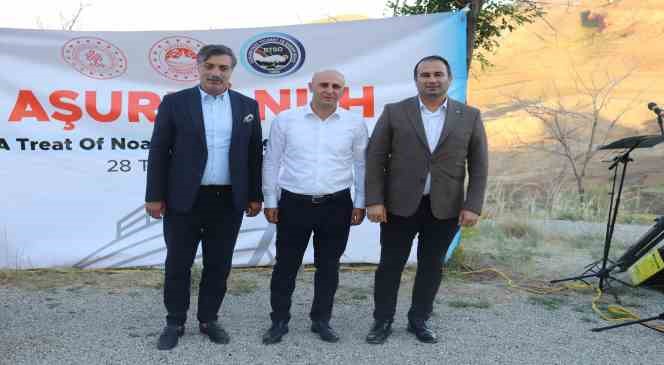 Ağrı Dağı’nda zirve yapan turistler, aşure yedi