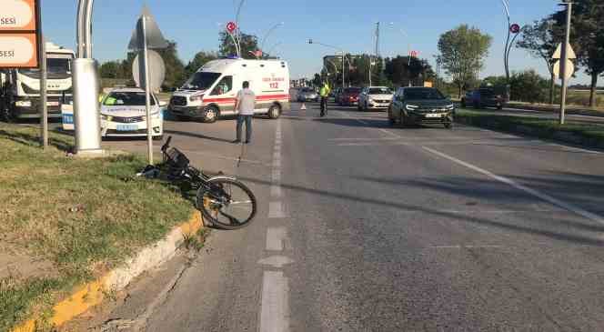 Otomobile &ccedil;arpışan bisikletliye ilk m&uuml;dahaleyi yoldan ge&ccedil;en sağlık&ccedil;ı yaptı
