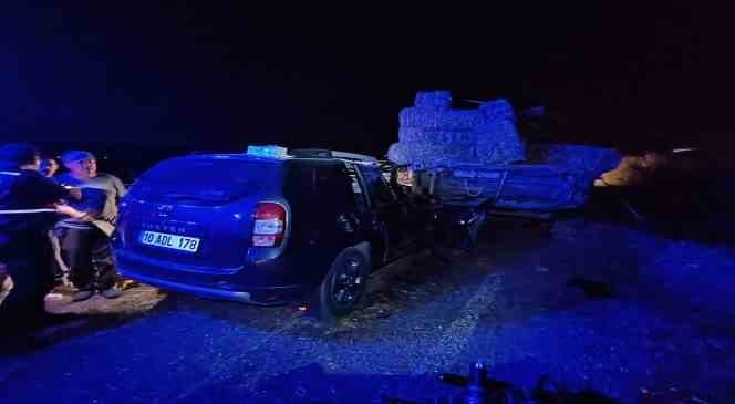 G&ouml;nen&rsquo;de trakt&ouml;re arkadan &ccedil;arpan otomobilde bulunan 2 kişi yaralandı
