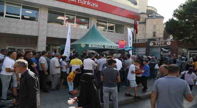 Başkan Arıkan&rsquo;dan vatandaşlara aşure ikramı
