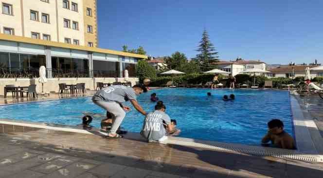 Kapadokya&rsquo;da sıcak havadan bunalan turistler havuzda serinledi
