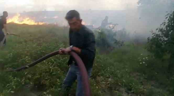 Fırtınada birbirine &ccedil;arpan elektrik telleri yangın &ccedil;ıkarmış
