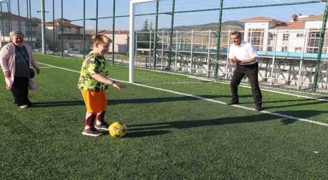 Serebral palsi hastası Arda futbolla moral buluyor: Tek istediği Icardi ile tanışmak