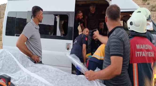Mardin&rsquo;de el freni &ccedil;ekilmeyen minib&uuml;s&uuml;n altında kalan 3 kişi yaralandı 
