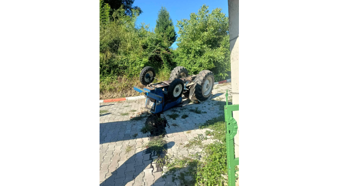 Har&ccedil; tankerini bağladığı trakt&ouml;r&uuml;yle takla attı: 1 yaralı
