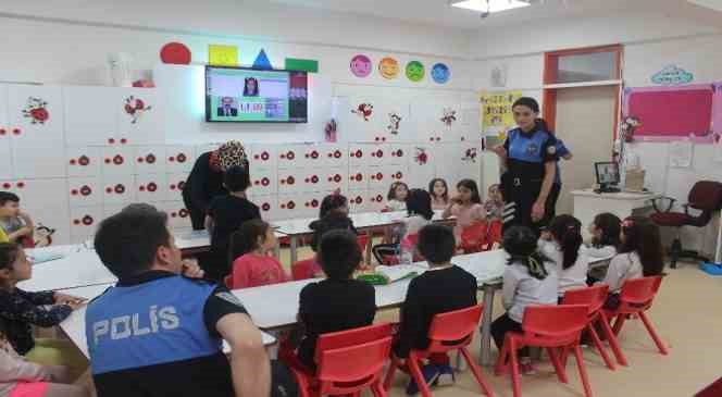 Isparta’da toplum destekli polisler vatandaşı bilgilendirdi