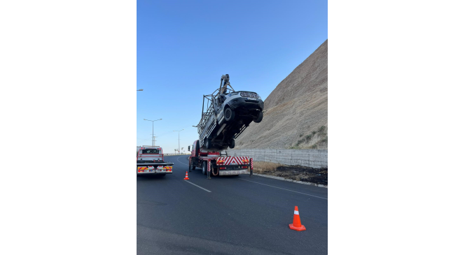 Siirt&rsquo;te otomobil ile &ccedil;arpışan kamyonet alev aldı

