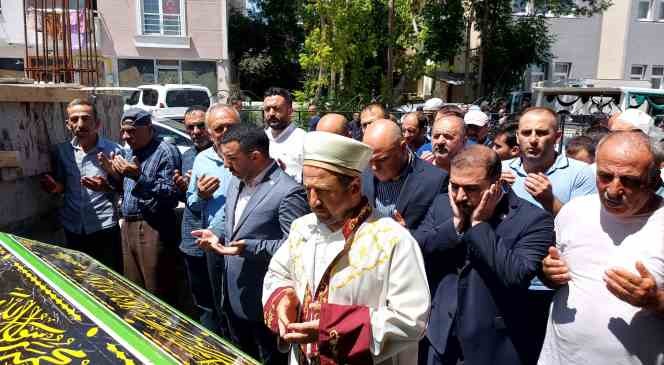 Kars’ta kazada hayatını kaybedenler toprağa veriliyor