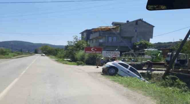 Direksiyon hakimiyetini kaybeden sürücü kanala uçtu