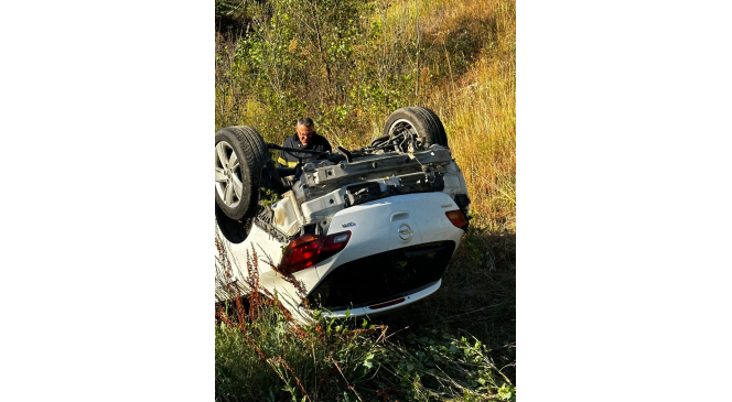 Takla atan otomobilde sıkışan yaralıları itfaiye ekipleri kurtardı
