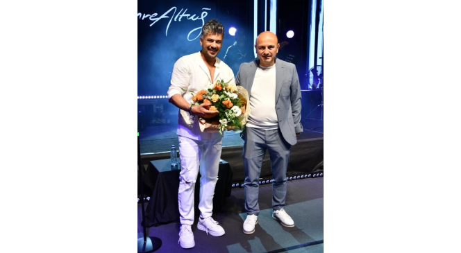 Altınova&rsquo;da festival coşkusu Emre Altuğ konseriyle zirveye &ccedil;ıktı
