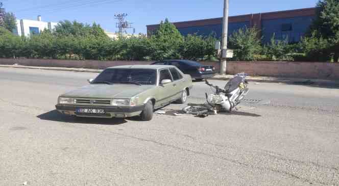 Motosiklet ile otomobil &ccedil;arpıştı: 1 yaralı
