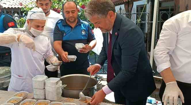 Gölpazarı Belediye Başkanı Hayri Suer vatandaşlara aşure dağıttı