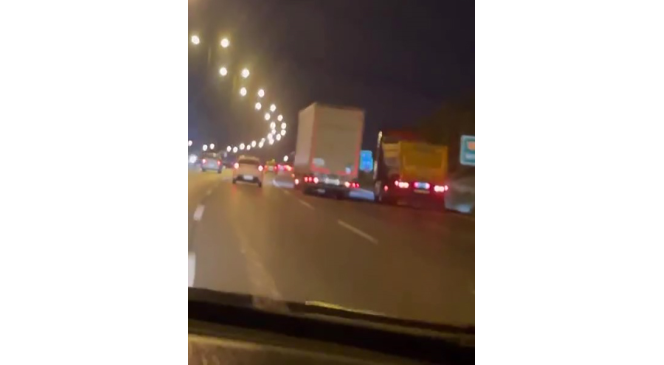 Ataşehir’de yarışırcasına hızla ilerleyen hafriyat kamyonu kamerada 