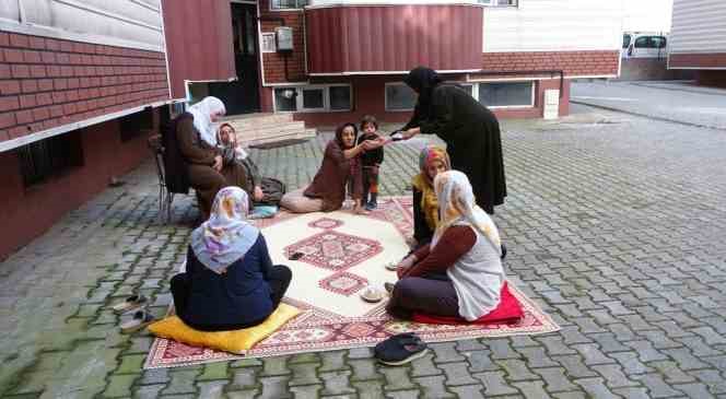 Her yıl zemzem suyundan yaptığı aşureyi 250 kişiye dağıtıyor
